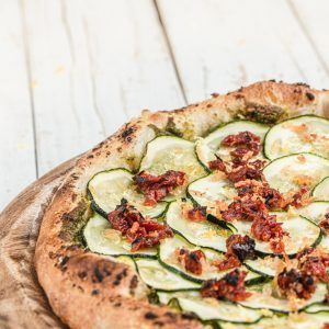 mejor-pizza-chueca-calabacin-pesto-pistachos-tomates-secos